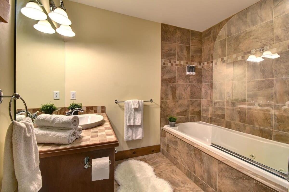 Chic Familiale, Relaxant Avec Spa En Montagnes Labelle Exteriér fotografie
